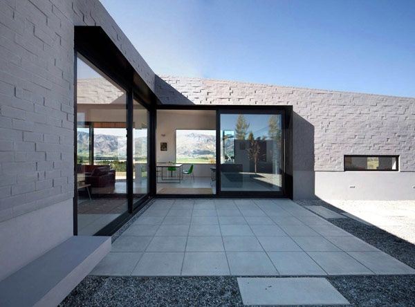 modern house New Zealand 5 Modern New Zealand Home Visually Anchored in its Landscape by Extensive Use of Brick 