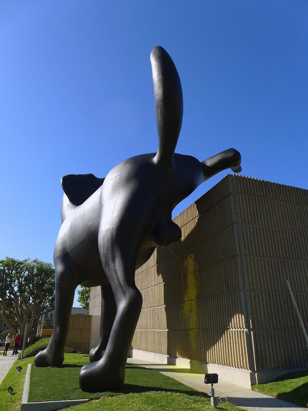 richardjacksonbaddog Sculpting Irreverence: Giant Dog Marking Its Territory on Modern Art Museum
