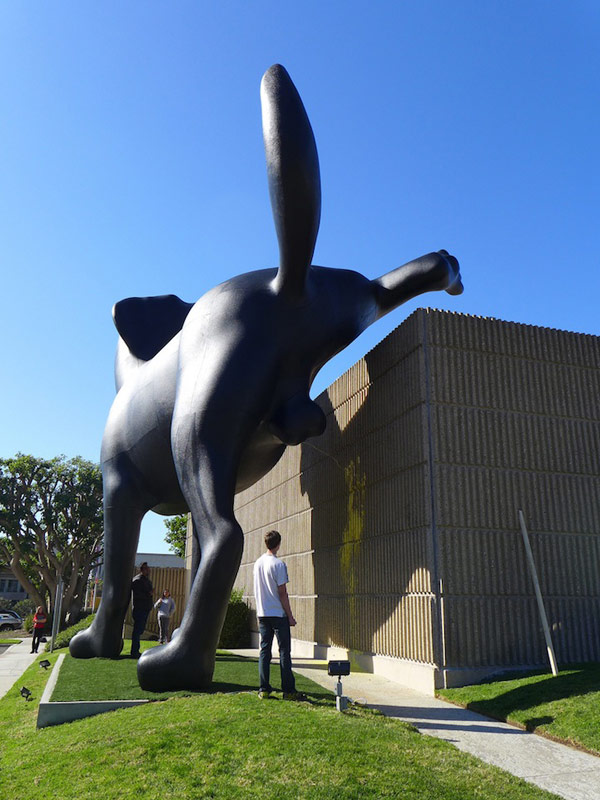 richardjacksonbaddog contemp art Sculpting Irreverence: Giant Dog Marking Its Territory on Modern Art Museum