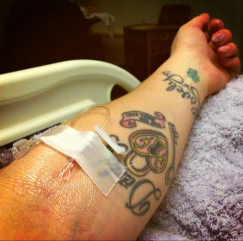 Kelly Osbourne Hospitalize Shares IV Wound